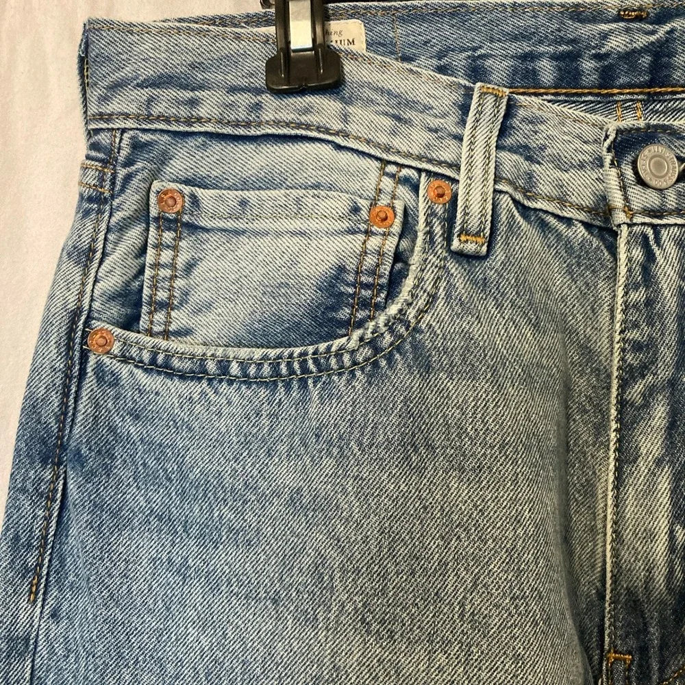 NWT Levis 567 Loose Bootcut Jeans Mens 32x34 Light Wash Blue Denim Premium